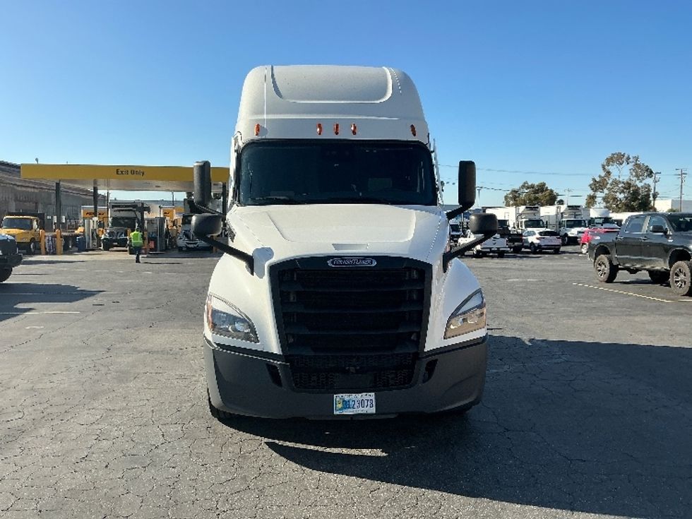 Sleeper Tractor-Heavy Duty Tractors-Freightliner-2022-T12664ST-Torrance-CA-498,299\n\t\tmiles-$ 74,250 - Image 2
