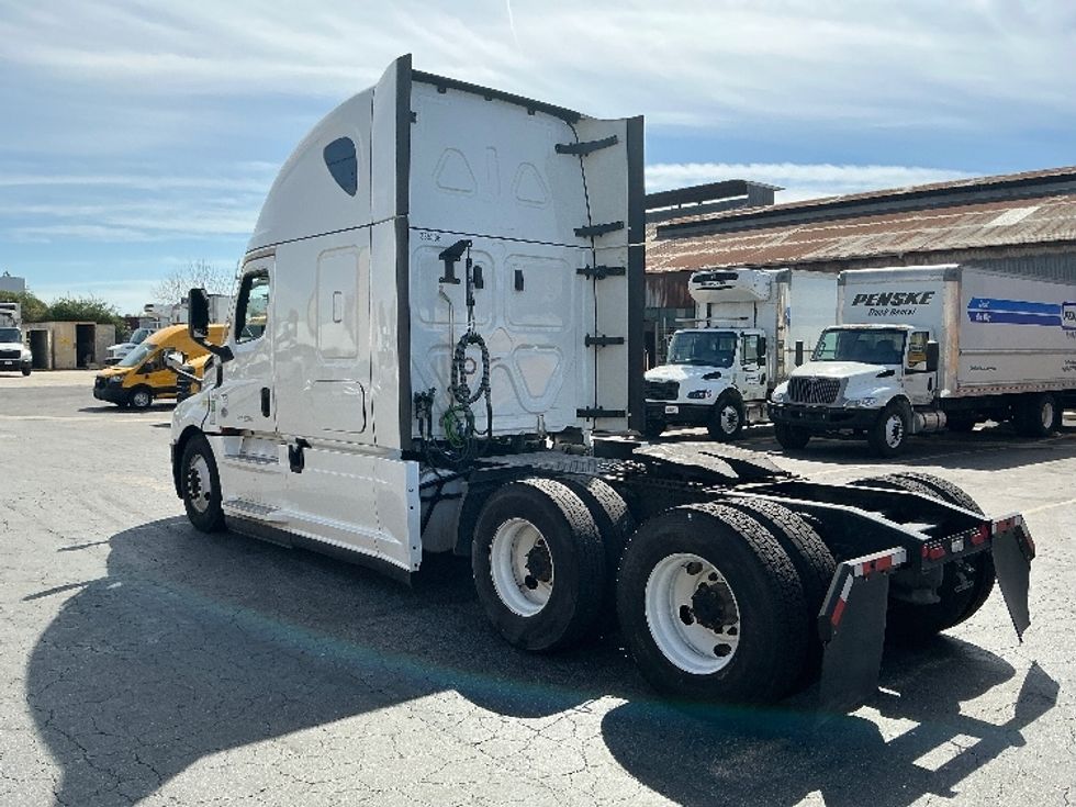 Sleeper Tractor-Heavy Duty Tractors-Freightliner-2022-T12664ST-Torrance-CA-498,299\n\t\tmiles-$ 74,250 - Image 5