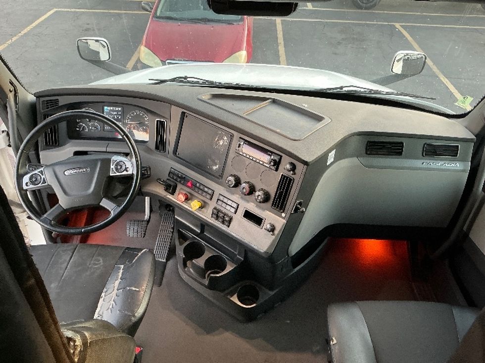 Sleeper Tractor-Heavy Duty Tractors-Freightliner-2022-T12664ST-Torrance-CA-500,523\n\t\tmiles-$ 75,750 - Image 12