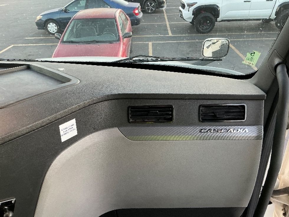 Sleeper Tractor-Heavy Duty Tractors-Freightliner-2022-T12664ST-Torrance-CA-500,523\n\t\tmiles-$ 75,750 - Image 14