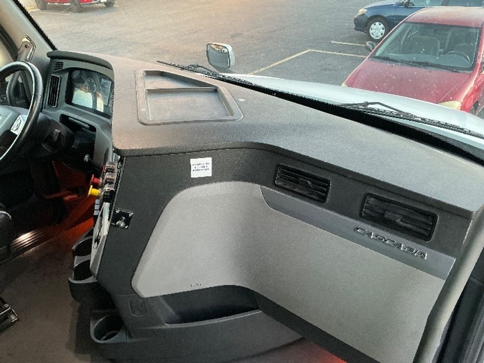 Sleeper Tractor-Heavy Duty Tractors-Freightliner-2022-T12664ST-Torrance-CA-500,523\n\t\tmiles-$ 75,750 - Image 15