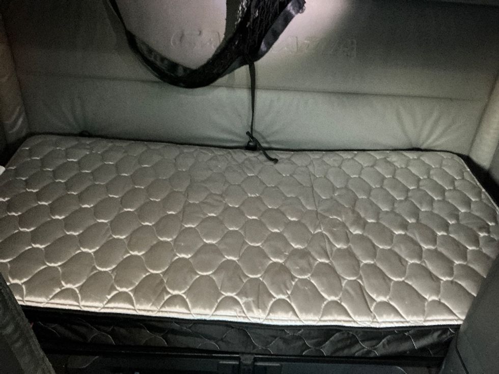 Sleeper Tractor-Heavy Duty Tractors-Freightliner-2022-T12664ST-Torrance-CA-500,523\n\t\tmiles-$ 75,750 - Image 17