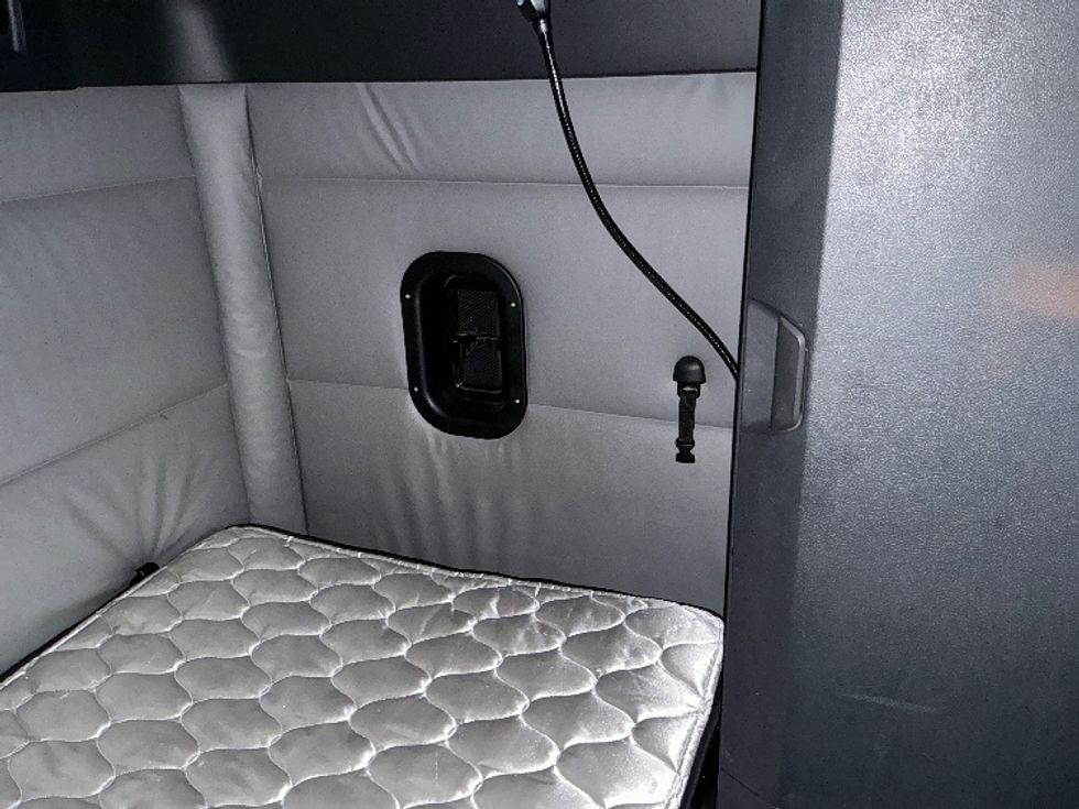 Sleeper Tractor-Heavy Duty Tractors-Freightliner-2022-T12664ST-Torrance-CA-500,523\n\t\tmiles-$ 75,750 - Image 18