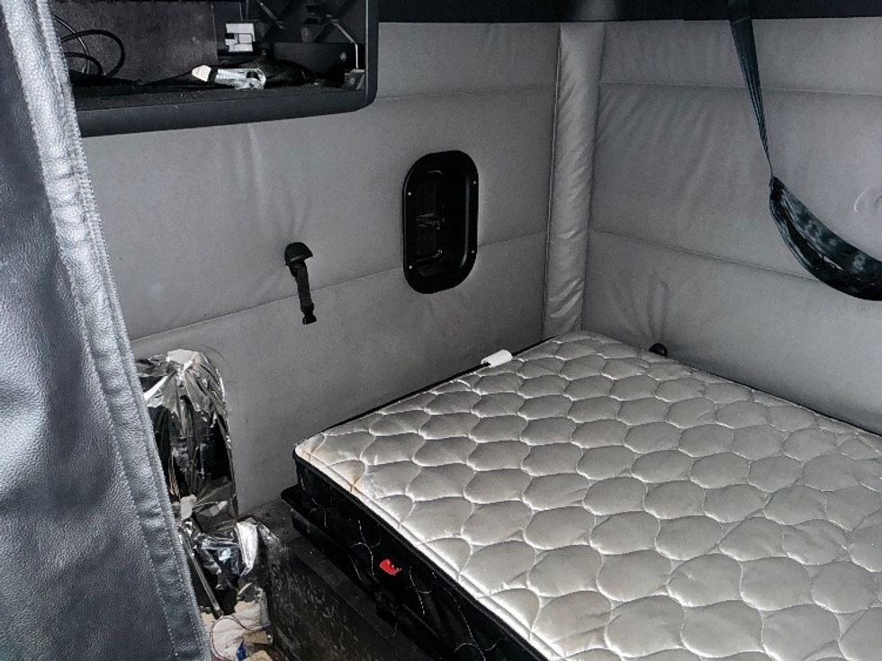 Sleeper Tractor-Heavy Duty Tractors-Freightliner-2022-T12664ST-Torrance-CA-500,523\n\t\tmiles-$ 75,750 - Image 19