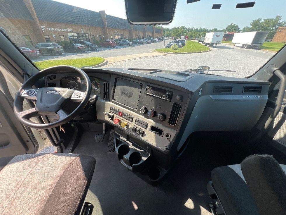 Sleeper Tractor-Heavy Duty Tractors-Freightliner-2022-T12664ST-Torrance-CA-502,565\n\t\tmiles-$ 71,750 - Image 12