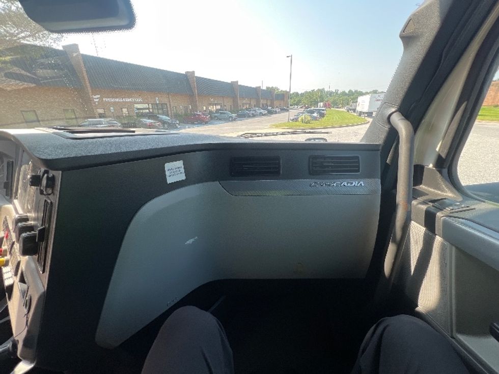 Sleeper Tractor-Heavy Duty Tractors-Freightliner-2022-T12664ST-Torrance-CA-502,565\n\t\tmiles-$ 71,750 - Image 14