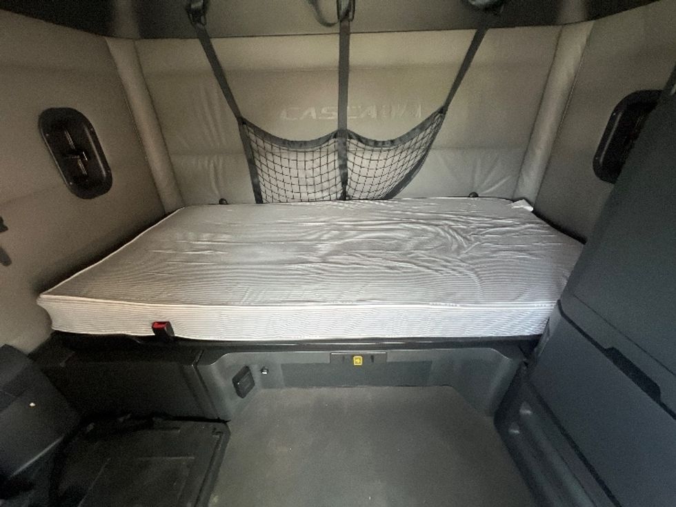 Sleeper Tractor-Heavy Duty Tractors-Freightliner-2022-T12664ST-Torrance-CA-502,565\n\t\tmiles-$ 71,750 - Image 16