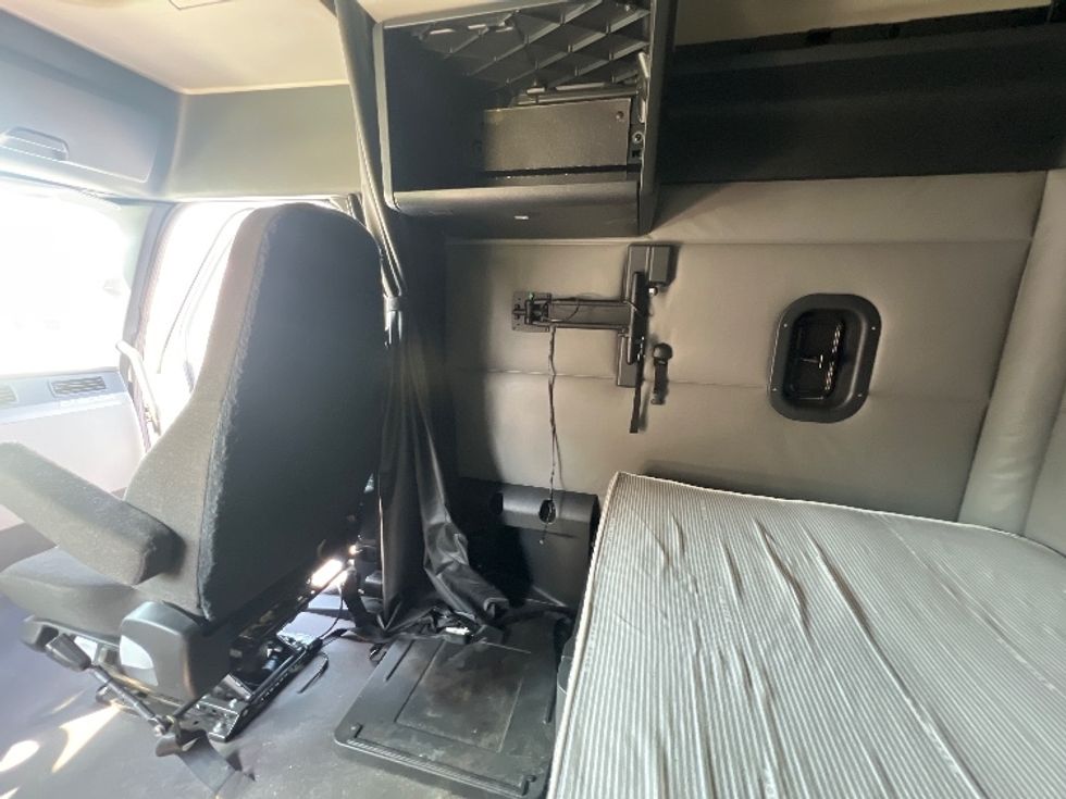 Sleeper Tractor-Heavy Duty Tractors-Freightliner-2022-T12664ST-Torrance-CA-502,565\n\t\tmiles-$ 71,750 - Image 19