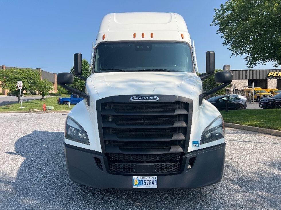 Sleeper Tractor-Heavy Duty Tractors-Freightliner-2022-T12664ST-Torrance-CA-502,565\n\t\tmiles-$ 71,750 - Image 2