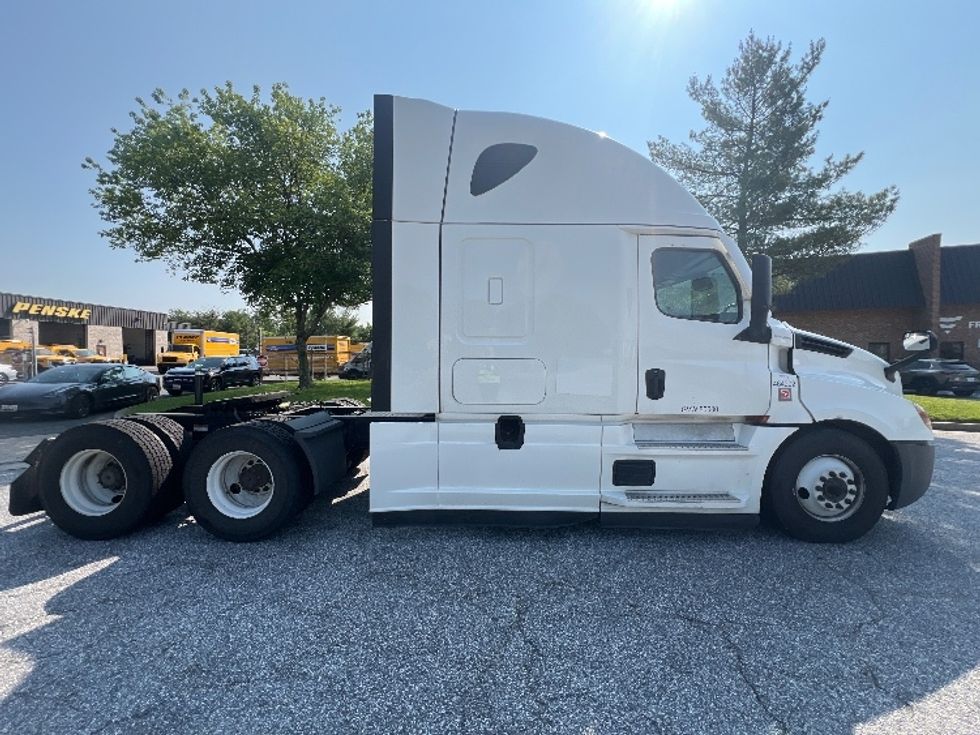 Sleeper Tractor-Heavy Duty Tractors-Freightliner-2022-T12664ST-Torrance-CA-502,565\n\t\tmiles-$ 71,750 - Image 8