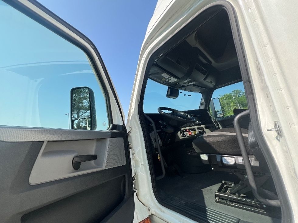 Sleeper Tractor-Heavy Duty Tractors-Freightliner-2022-T12664ST-Torrance-CA-502,565\n\t\tmiles-$ 71,750 - Image 9