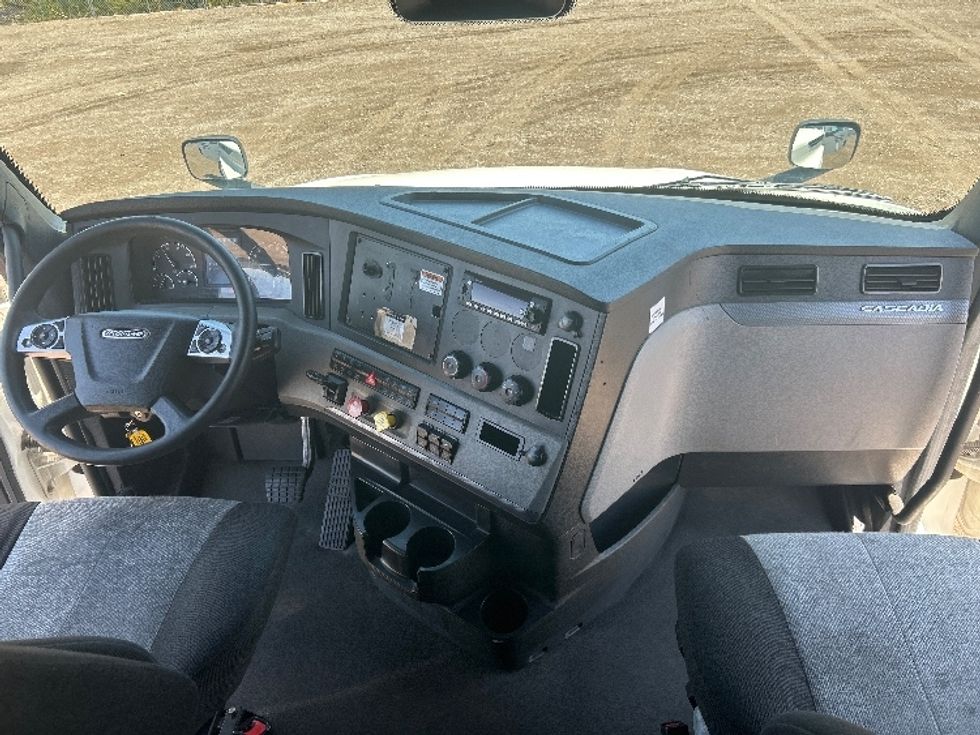 Sleeper Tractor-Heavy Duty Tractors-Freightliner-2022-T12664ST-Torrance-CA-503,011\n\t\tmiles-$ 74,250 - Image 12