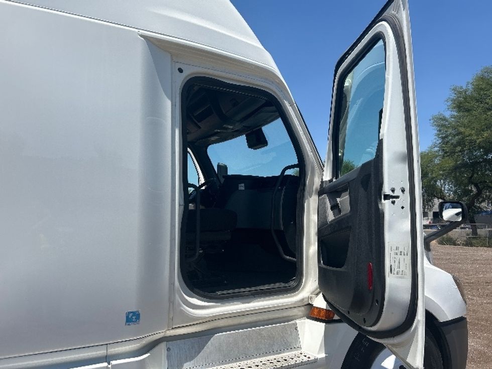 Sleeper Tractor-Heavy Duty Tractors-Freightliner-2022-T12664ST-Torrance-CA-503,011\n\t\tmiles-$ 74,250 - Image 13