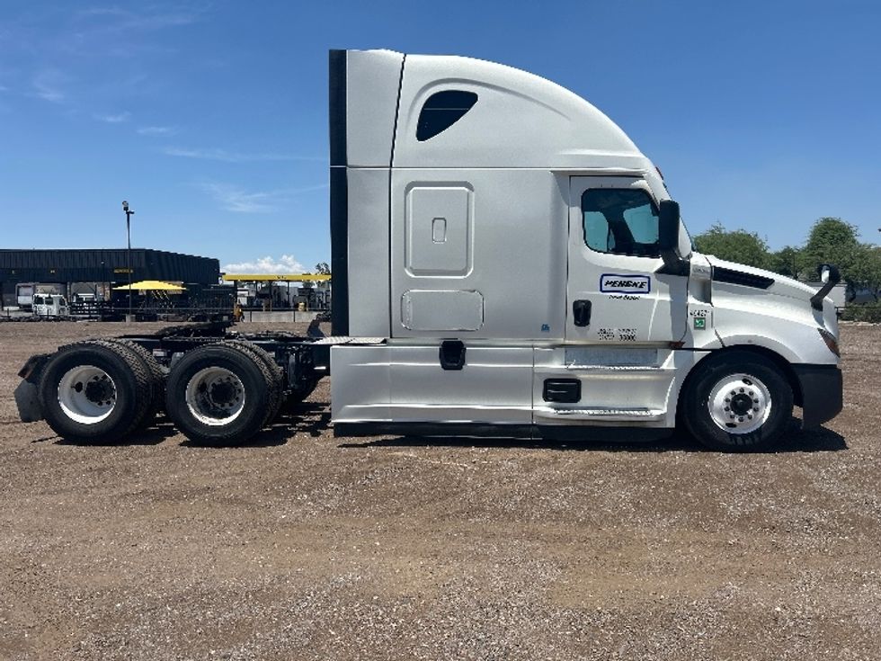 Sleeper Tractor-Heavy Duty Tractors-Freightliner-2022-T12664ST-Torrance-CA-503,011\n\t\tmiles-$ 74,250 - Image 8