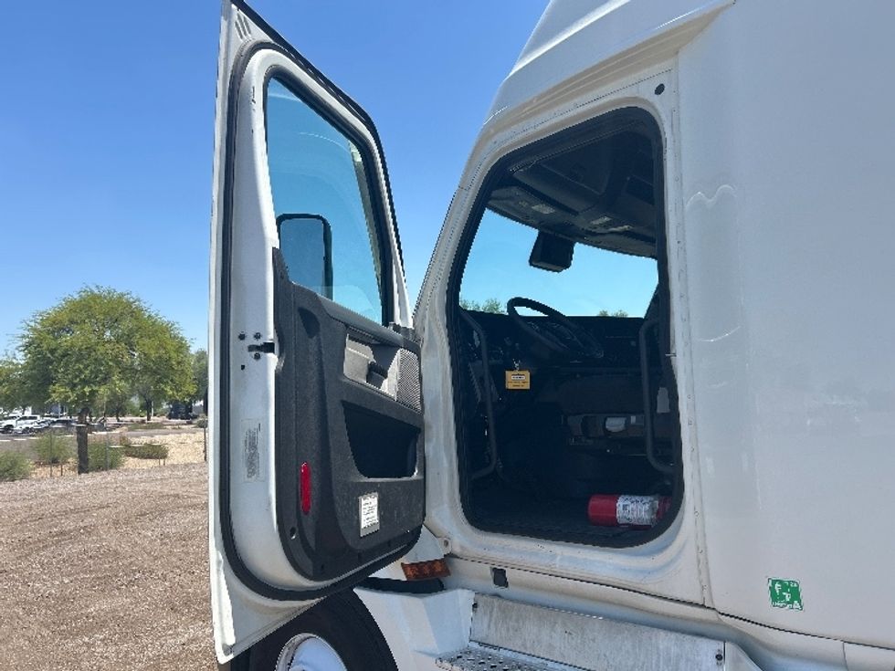 Sleeper Tractor-Heavy Duty Tractors-Freightliner-2022-T12664ST-Torrance-CA-503,011\n\t\tmiles-$ 74,250 - Image 9