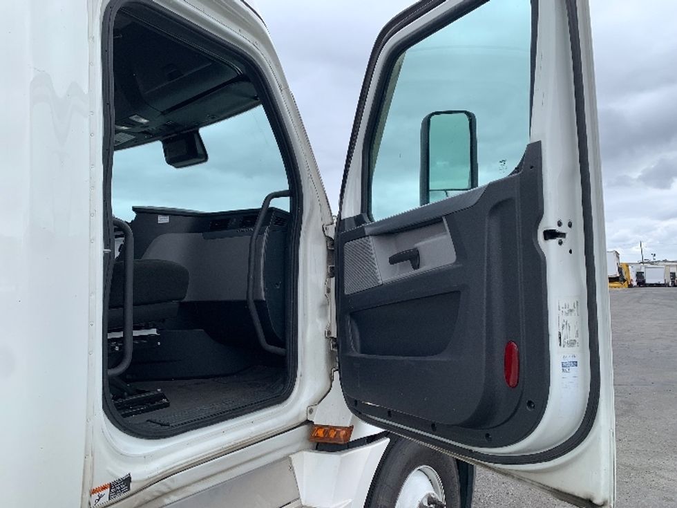 Sleeper Tractor-Heavy Duty Tractors-Freightliner-2022-T12664ST-Torrance-CA-508,484\n\t\tmiles-$ 71,250 - Image 13