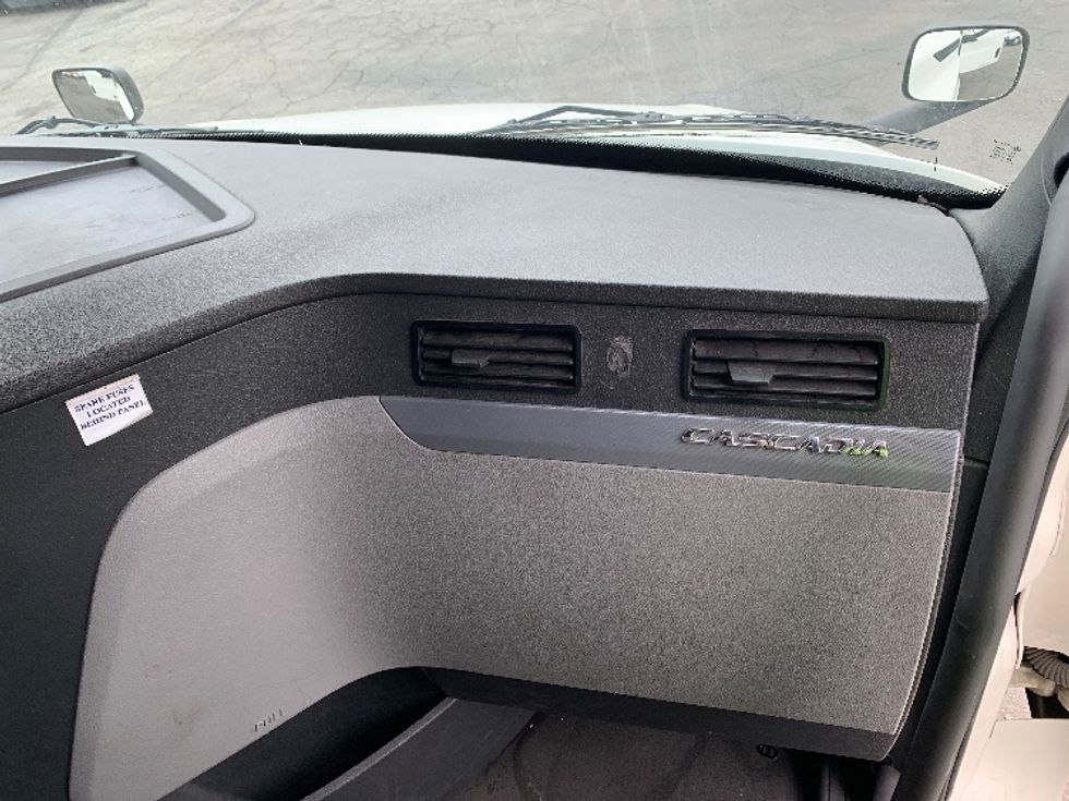 Sleeper Tractor-Heavy Duty Tractors-Freightliner-2022-T12664ST-Torrance-CA-508,484\n\t\tmiles-$ 71,250 - Image 14