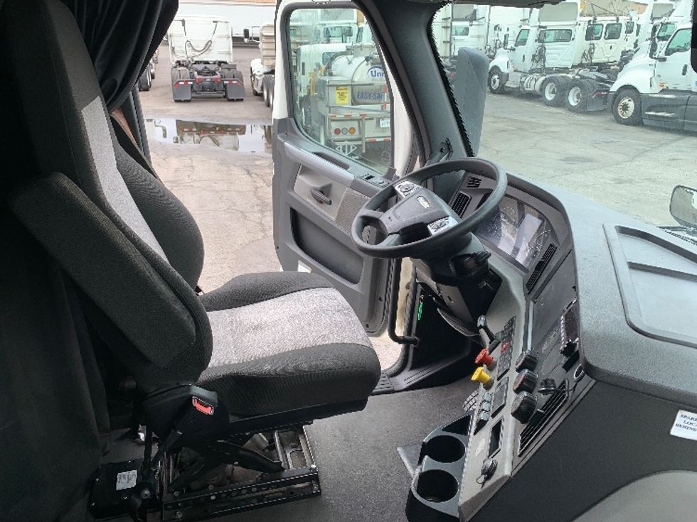 Sleeper Tractor-Heavy Duty Tractors-Freightliner-2022-T12664ST-Torrance-CA-508,484\n\t\tmiles-$ 71,250 - Image 15