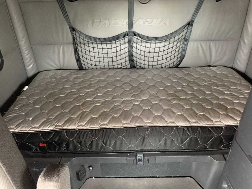 Sleeper Tractor-Heavy Duty Tractors-Freightliner-2022-T12664ST-Torrance-CA-508,484\n\t\tmiles-$ 71,250 - Image 16