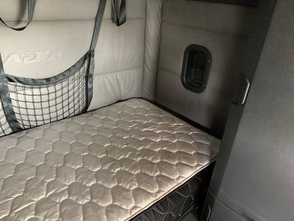 Sleeper Tractor-Heavy Duty Tractors-Freightliner-2022-T12664ST-Torrance-CA-508,484\n\t\tmiles-$ 71,250 - Image 17