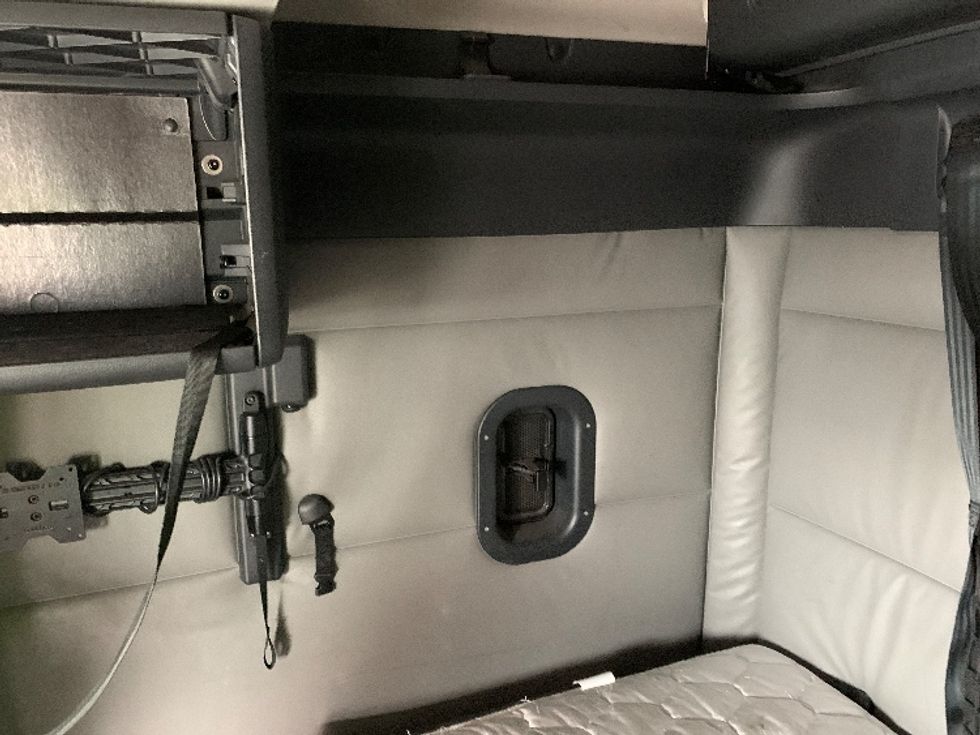 Sleeper Tractor-Heavy Duty Tractors-Freightliner-2022-T12664ST-Torrance-CA-508,484\n\t\tmiles-$ 71,250 - Image 18