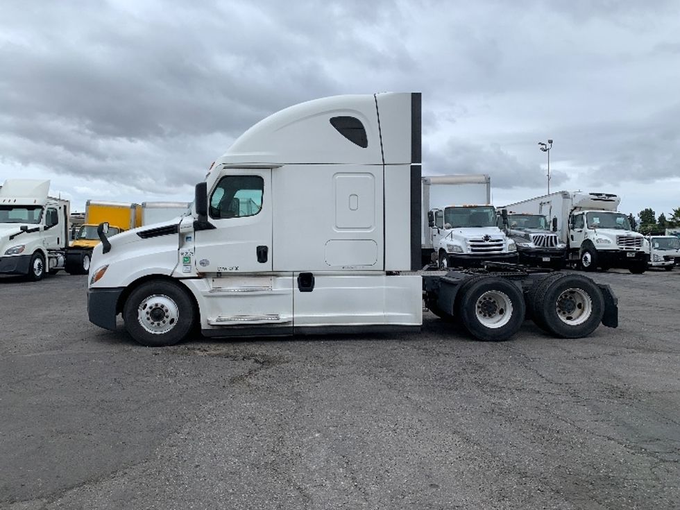Sleeper Tractor-Heavy Duty Tractors-Freightliner-2022-T12664ST-Torrance-CA-508,484\n\t\tmiles-$ 71,250 - Image 4
