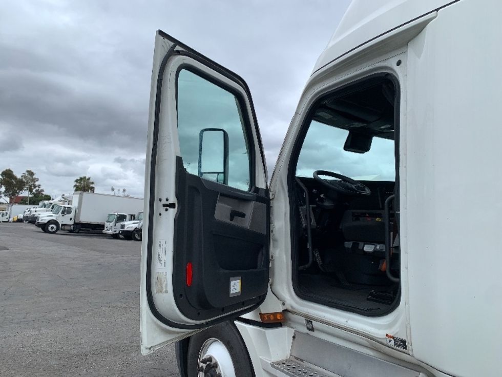 Sleeper Tractor-Heavy Duty Tractors-Freightliner-2022-T12664ST-Torrance-CA-508,484\n\t\tmiles-$ 71,250 - Image 9