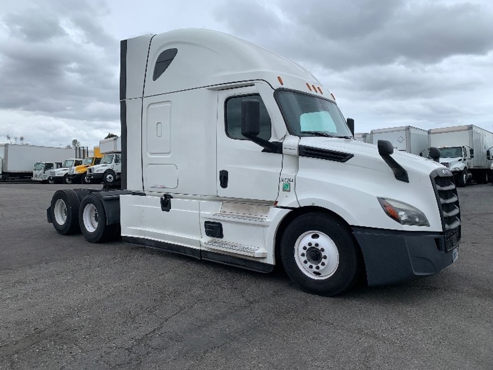 Sleeper Tractor-Heavy Duty Tractors-Freightliner-2022-T12664ST-Torrance-CA-518,285\n\t\tmiles-$ 70,500 - Image 1