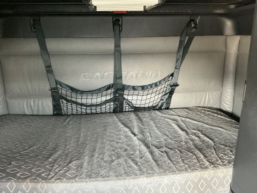 Sleeper Tractor-Heavy Duty Tractors-Freightliner-2022-T12664ST-Torrance-CA-518,285\n\t\tmiles-$ 70,500 - Image 16