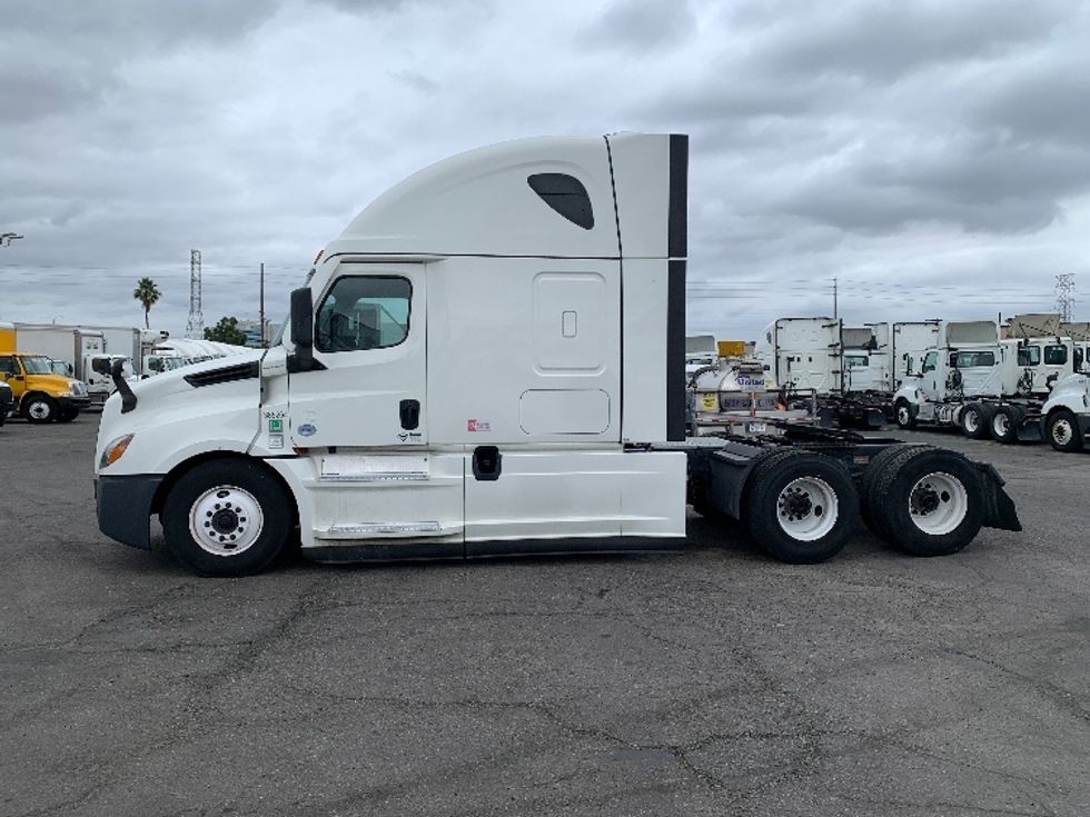 Sleeper Tractor-Heavy Duty Tractors-Freightliner-2022-T12664ST-Torrance-CA-518,285\n\t\tmiles-$ 70,500 - Image 4