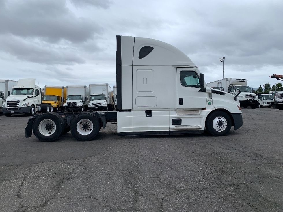 Sleeper Tractor-Heavy Duty Tractors-Freightliner-2022-T12664ST-Torrance-CA-518,285\n\t\tmiles-$ 70,500 - Image 8