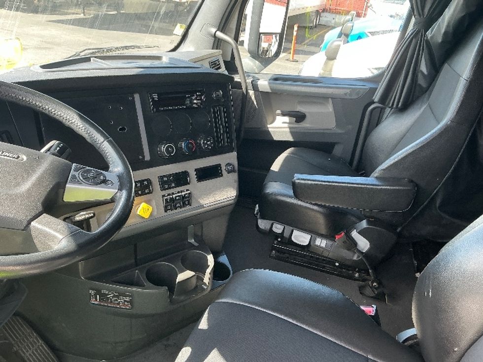 Sleeper Tractor-Heavy Duty Tractors-Freightliner-2022-T12664ST-Torrance-CA-520,313\n\t\tmiles-$ 73,500 - Image 10