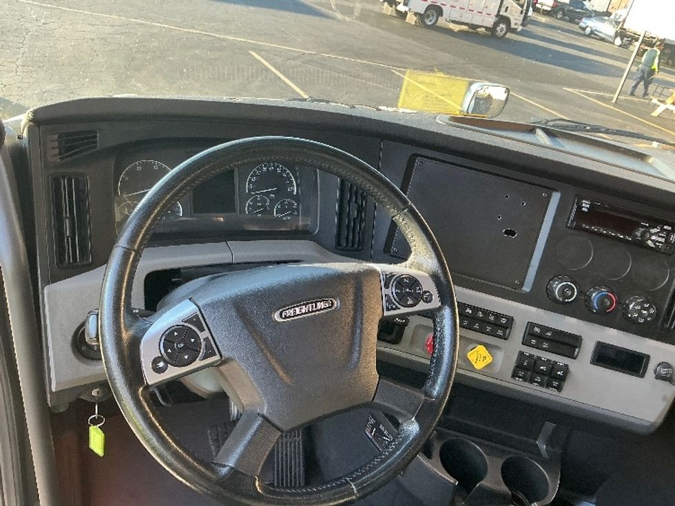 Sleeper Tractor-Heavy Duty Tractors-Freightliner-2022-T12664ST-Torrance-CA-520,313\n\t\tmiles-$ 73,500 - Image 11