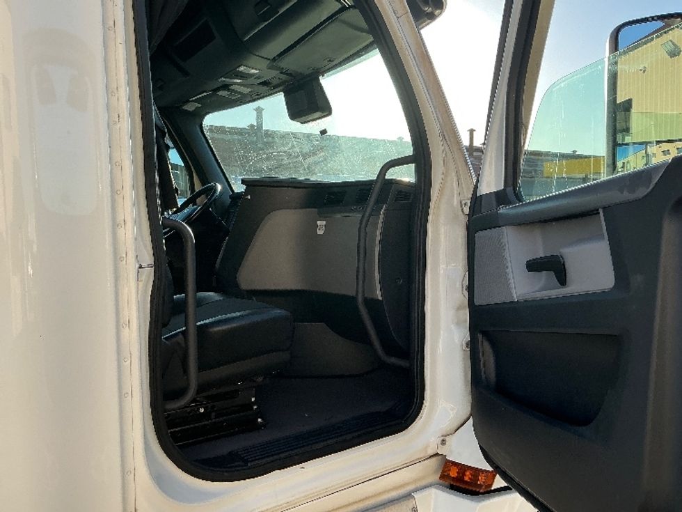 Sleeper Tractor-Heavy Duty Tractors-Freightliner-2022-T12664ST-Torrance-CA-520,313\n\t\tmiles-$ 73,500 - Image 13