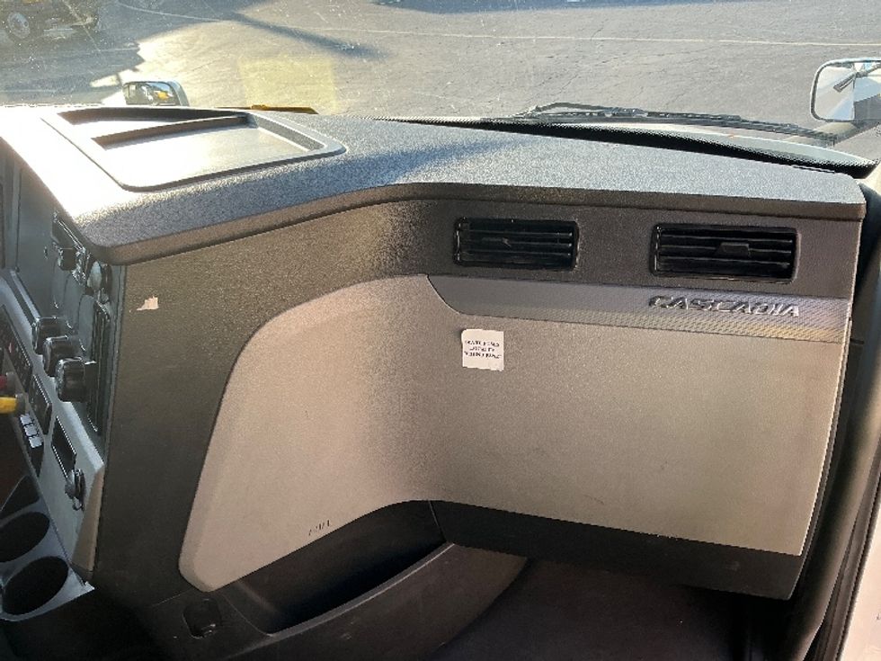 Sleeper Tractor-Heavy Duty Tractors-Freightliner-2022-T12664ST-Torrance-CA-520,313\n\t\tmiles-$ 73,500 - Image 14