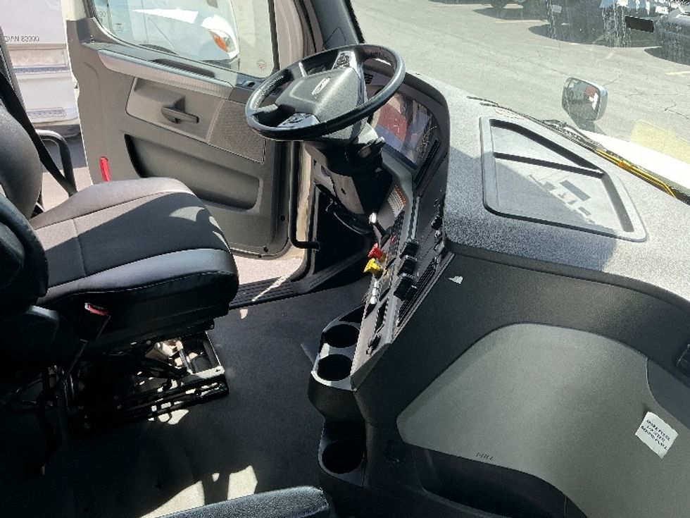 Sleeper Tractor-Heavy Duty Tractors-Freightliner-2022-T12664ST-Torrance-CA-520,313\n\t\tmiles-$ 73,500 - Image 15