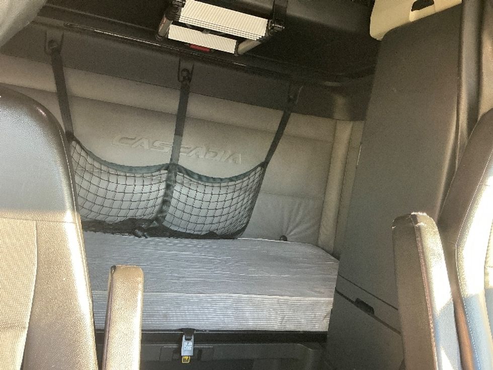 Sleeper Tractor-Heavy Duty Tractors-Freightliner-2022-T12664ST-Torrance-CA-520,313\n\t\tmiles-$ 73,500 - Image 16