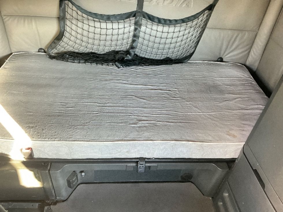 Sleeper Tractor-Heavy Duty Tractors-Freightliner-2022-T12664ST-Torrance-CA-520,313\n\t\tmiles-$ 73,500 - Image 17