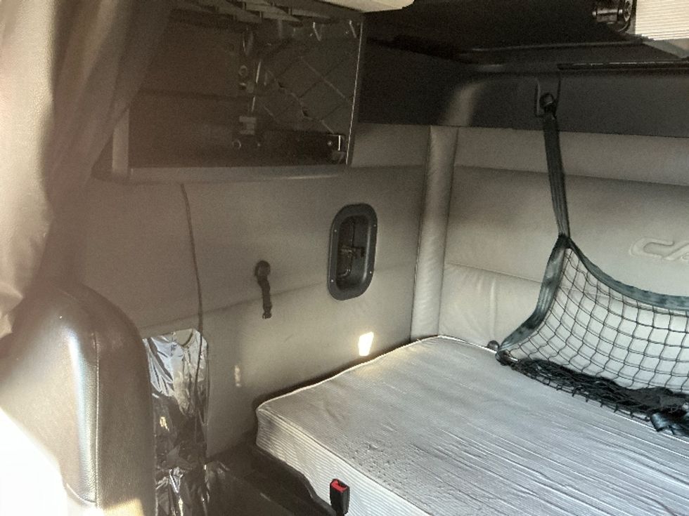 Sleeper Tractor-Heavy Duty Tractors-Freightliner-2022-T12664ST-Torrance-CA-520,313\n\t\tmiles-$ 73,500 - Image 19