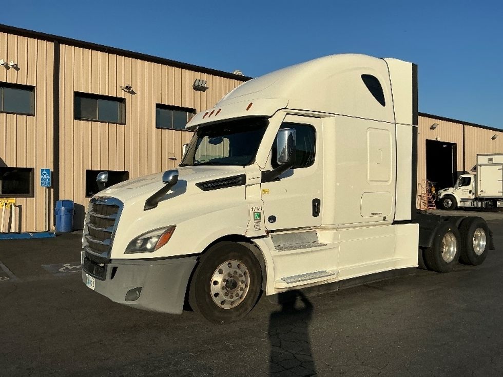 Sleeper Tractor-Heavy Duty Tractors-Freightliner-2022-T12664ST-Torrance-CA-520,313\n\t\tmiles-$ 73,500 - Image 3