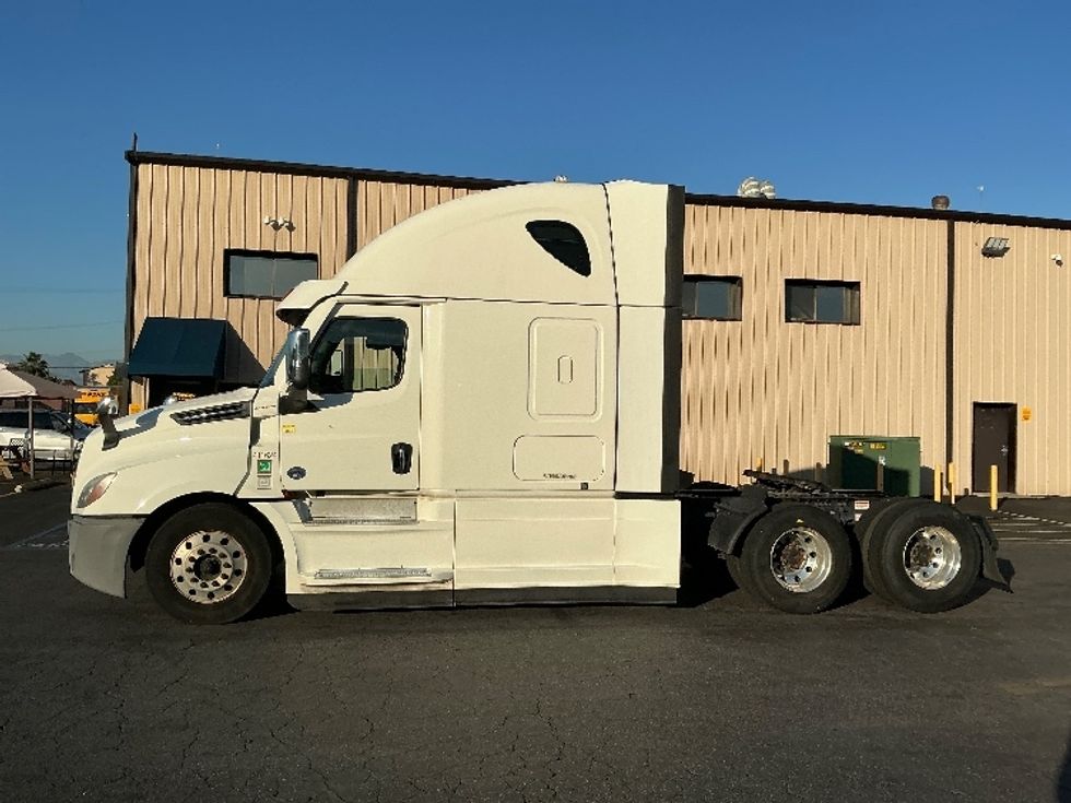 Sleeper Tractor-Heavy Duty Tractors-Freightliner-2022-T12664ST-Torrance-CA-520,313\n\t\tmiles-$ 73,500 - Image 4