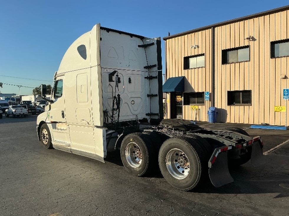 Sleeper Tractor-Heavy Duty Tractors-Freightliner-2022-T12664ST-Torrance-CA-520,313\n\t\tmiles-$ 73,500 - Image 5