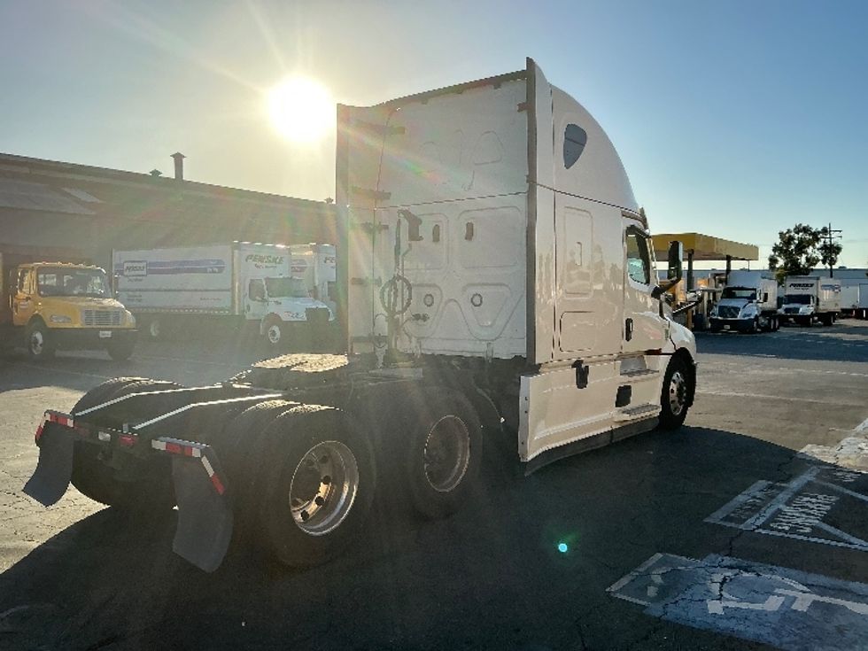 Sleeper Tractor-Heavy Duty Tractors-Freightliner-2022-T12664ST-Torrance-CA-520,313\n\t\tmiles-$ 73,500 - Image 7