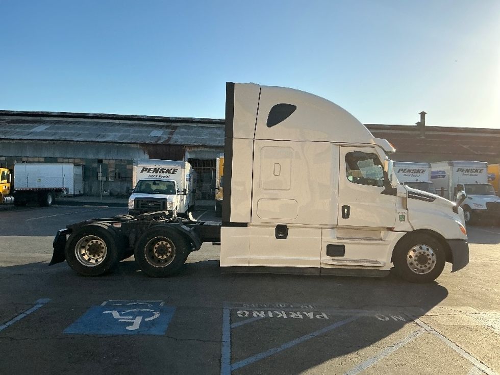 Sleeper Tractor-Heavy Duty Tractors-Freightliner-2022-T12664ST-Torrance-CA-520,313\n\t\tmiles-$ 73,500 - Image 8