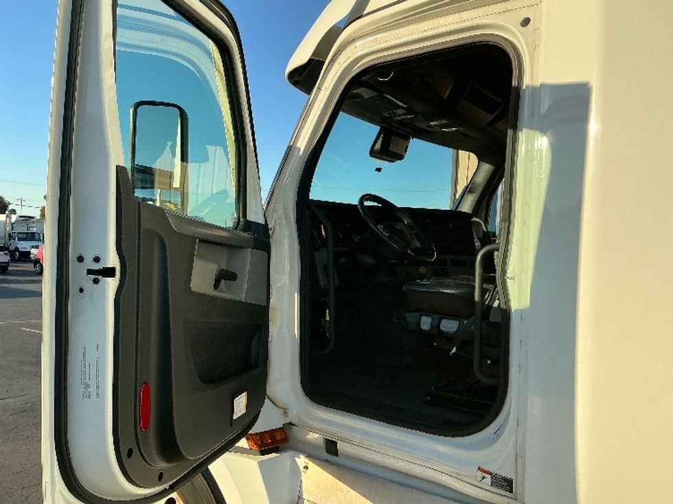 Sleeper Tractor-Heavy Duty Tractors-Freightliner-2022-T12664ST-Torrance-CA-520,313\n\t\tmiles-$ 73,500 - Image 9