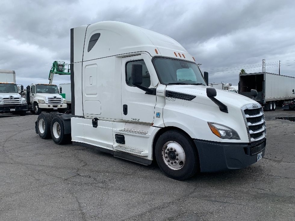 Sleeper Tractor-Heavy Duty Tractors-Freightliner-2022-T12664ST-Torrance-CA-526,404\n\t\tmiles-$ 66,750 - Image 1