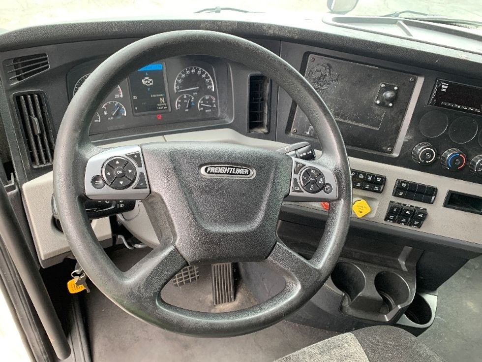 Sleeper Tractor-Heavy Duty Tractors-Freightliner-2022-T12664ST-Torrance-CA-526,404\n\t\tmiles-$ 66,750 - Image 11
