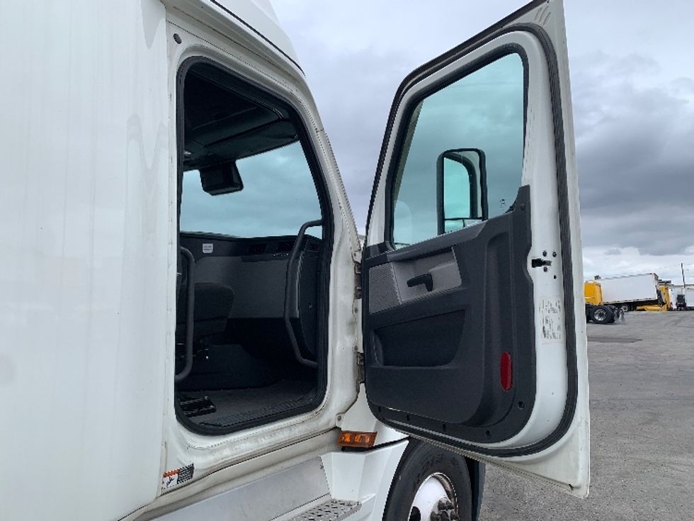 Sleeper Tractor-Heavy Duty Tractors-Freightliner-2022-T12664ST-Torrance-CA-526,404\n\t\tmiles-$ 66,750 - Image 13