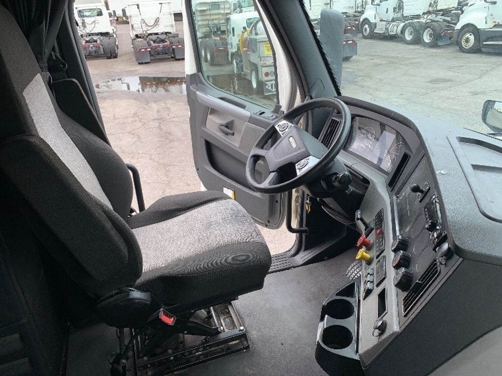 Sleeper Tractor-Heavy Duty Tractors-Freightliner-2022-T12664ST-Torrance-CA-526,404\n\t\tmiles-$ 66,750 - Image 15