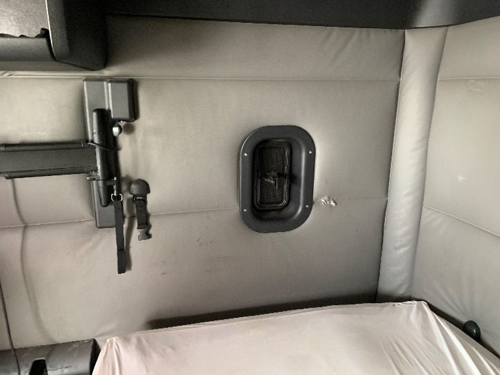 Sleeper Tractor-Heavy Duty Tractors-Freightliner-2022-T12664ST-Torrance-CA-526,404\n\t\tmiles-$ 66,750 - Image 18